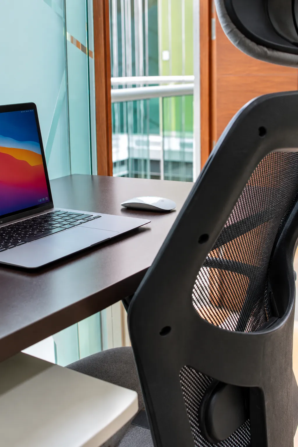 Escritorio con laptop y silla ergonómica junto a una ventana, OfiRent Condesa, Ciudad de México