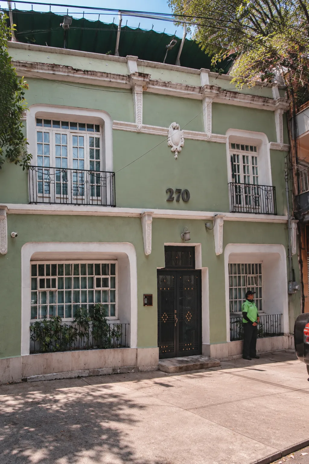 Fachada verde de OfiRent Condesa con el número 270, OfiRent Condesa, Ciudad de México