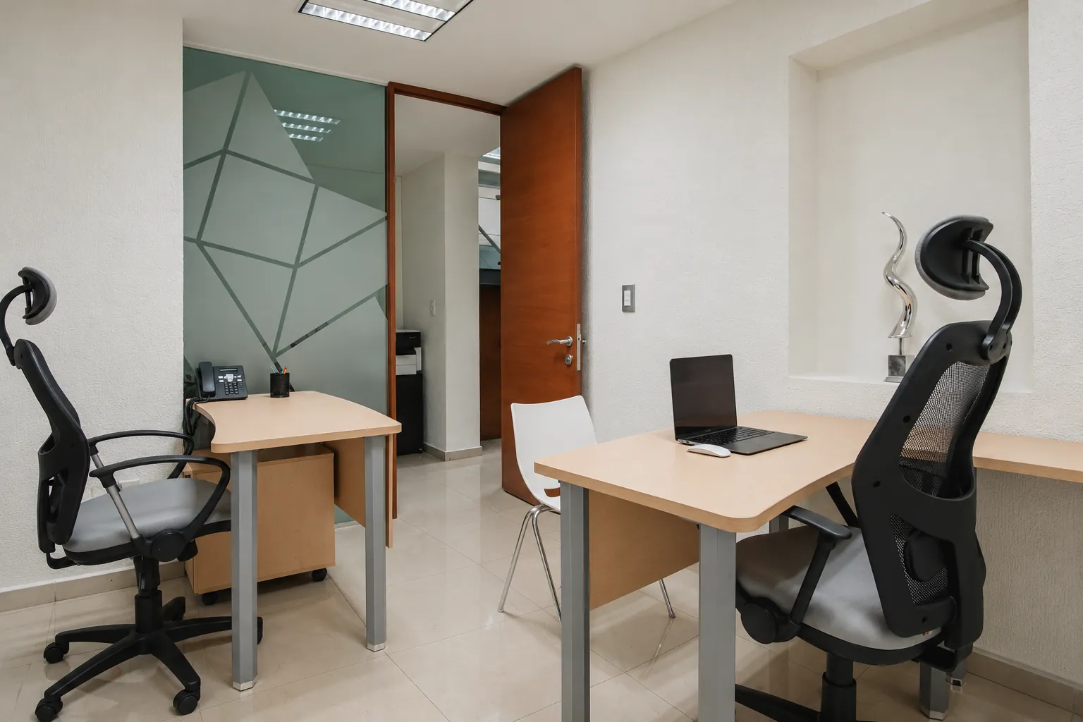 Oficina con partición de vidrio, escritorios y sillas ergonómicas, OfiRent Condesa, Ciudad de México