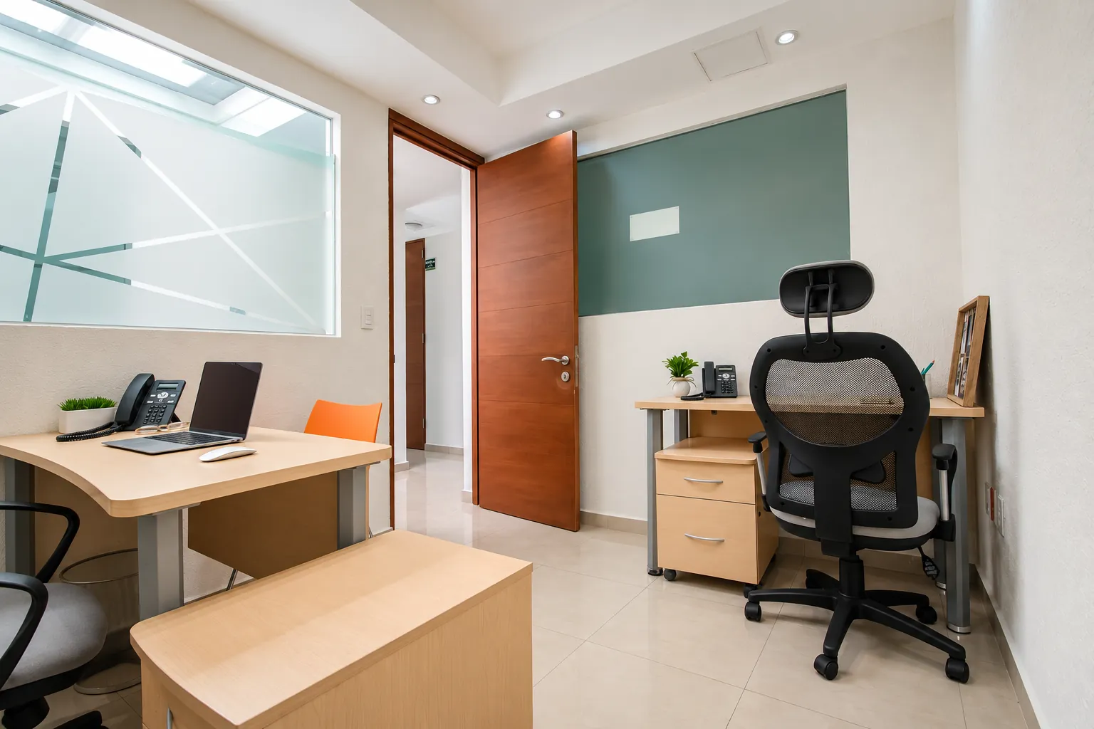Oficina privada con escritorio, silla ergonómica y puerta de madera abierta, OfiRent Condesa, Ciudad de México