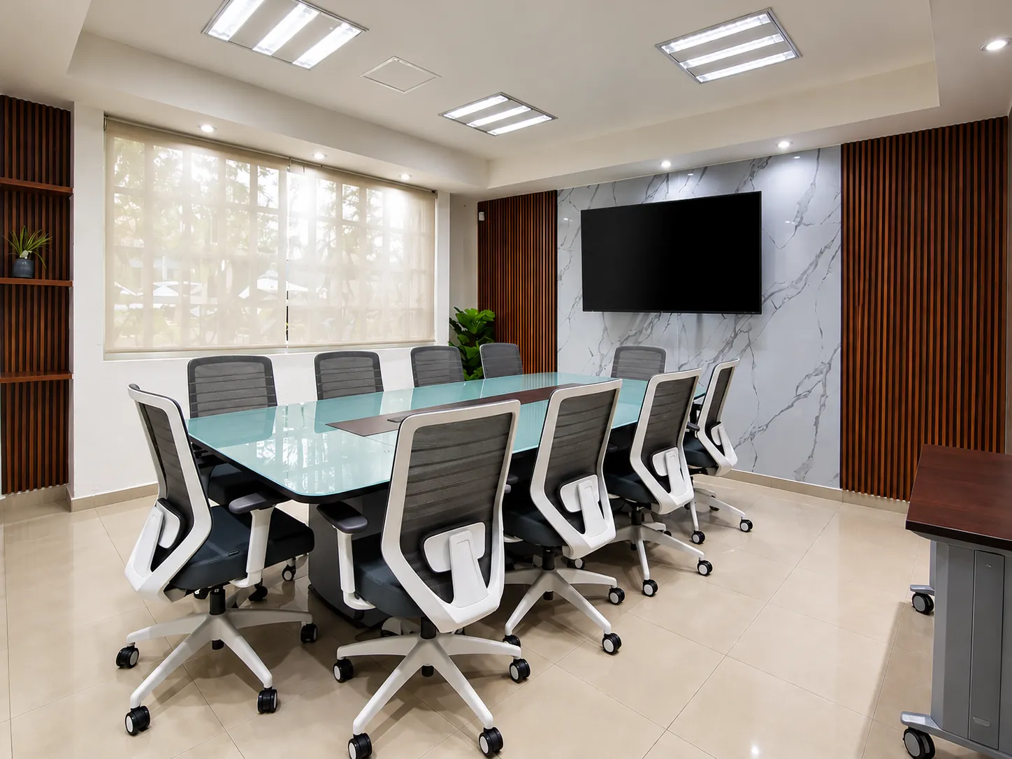 Sala de reuniones con mesa de cristal, sillas blancas y pantalla, OfiRent Condesa, Ciudad de México