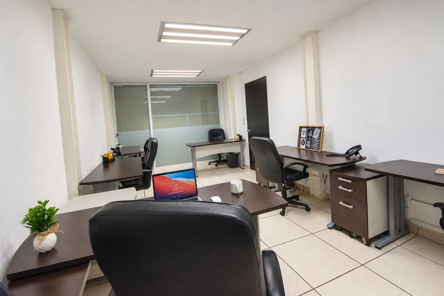 Oficina amplia con escritorios oscuros, sillas ergonómicas y luz de techo, OfiRent Cuauhtémoc (Río Po), Ciudad de México