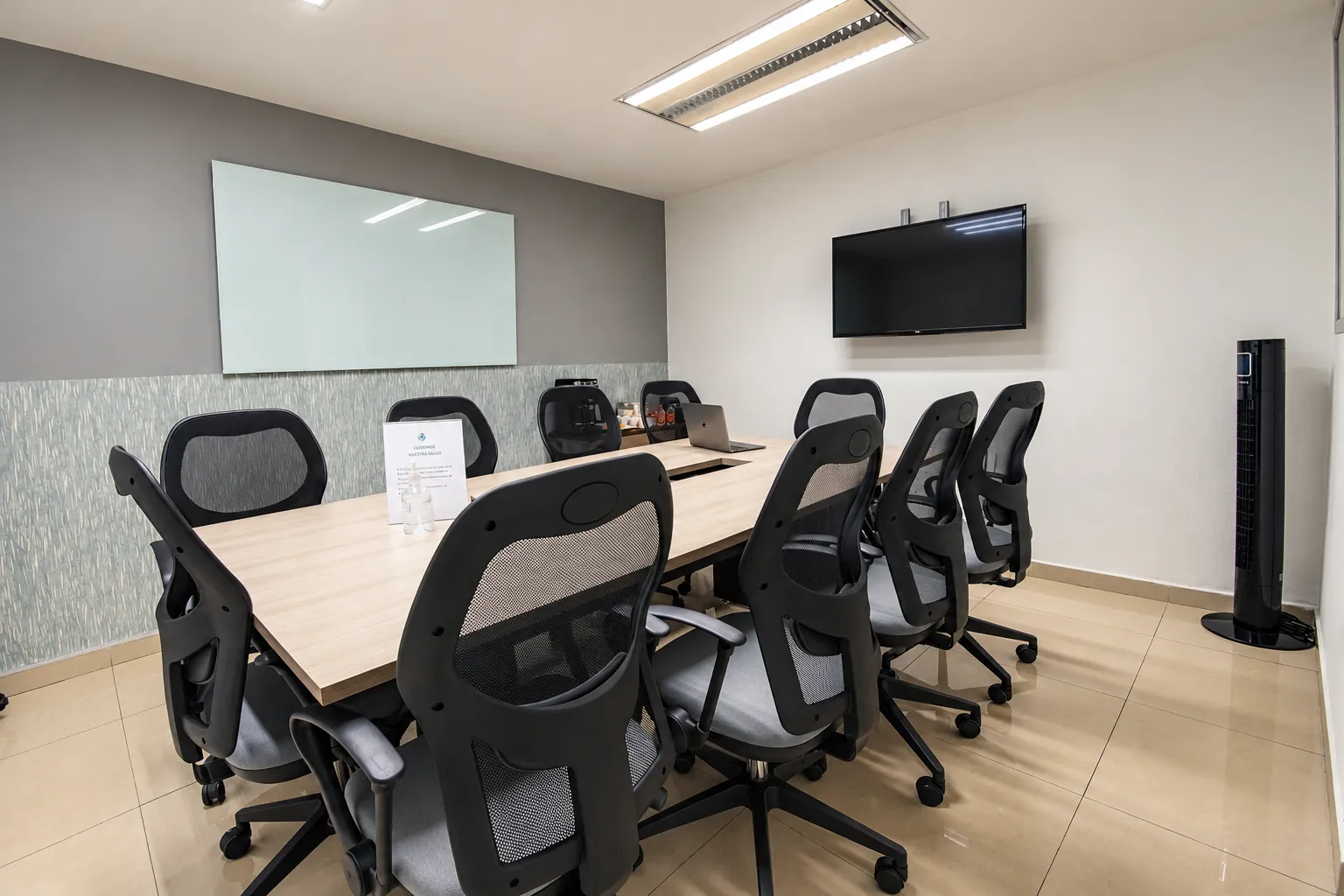 Sala de juntas con mesa larga, sillas ergonómicas, pantalla y pizarrón de vidrio, OfiRent Cuauhtémoc (Río Po), Ciudad de México