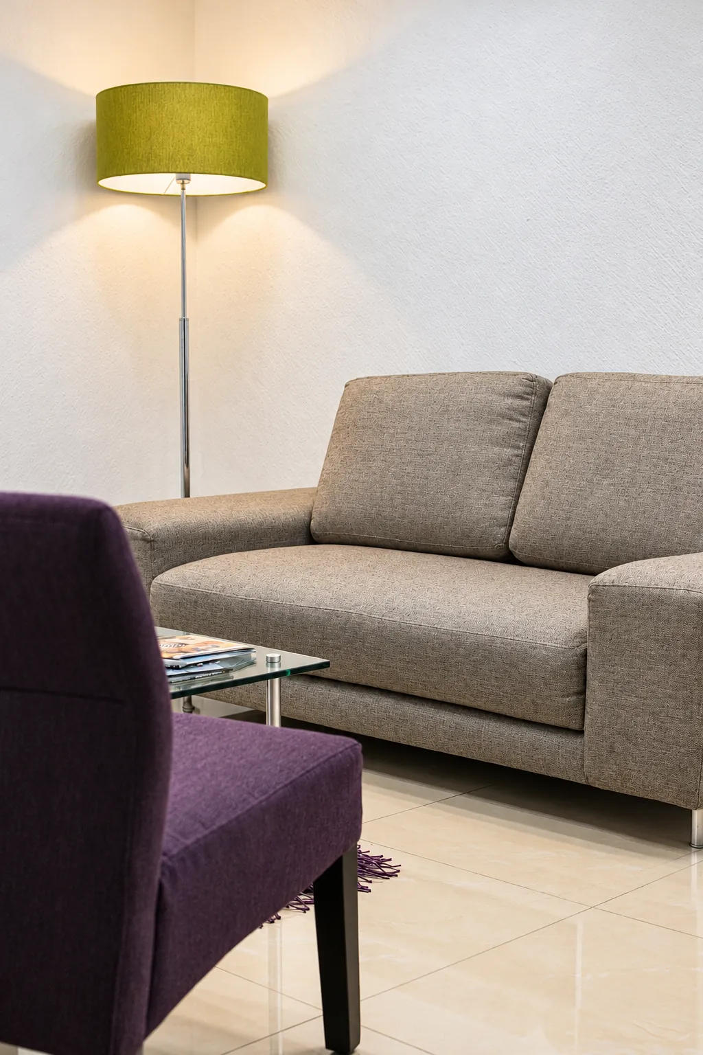 Sala con sofá gris, sillón morado y lámpara verde, OfiRent Cuauhtémoc (Río Po), Ciudad de México