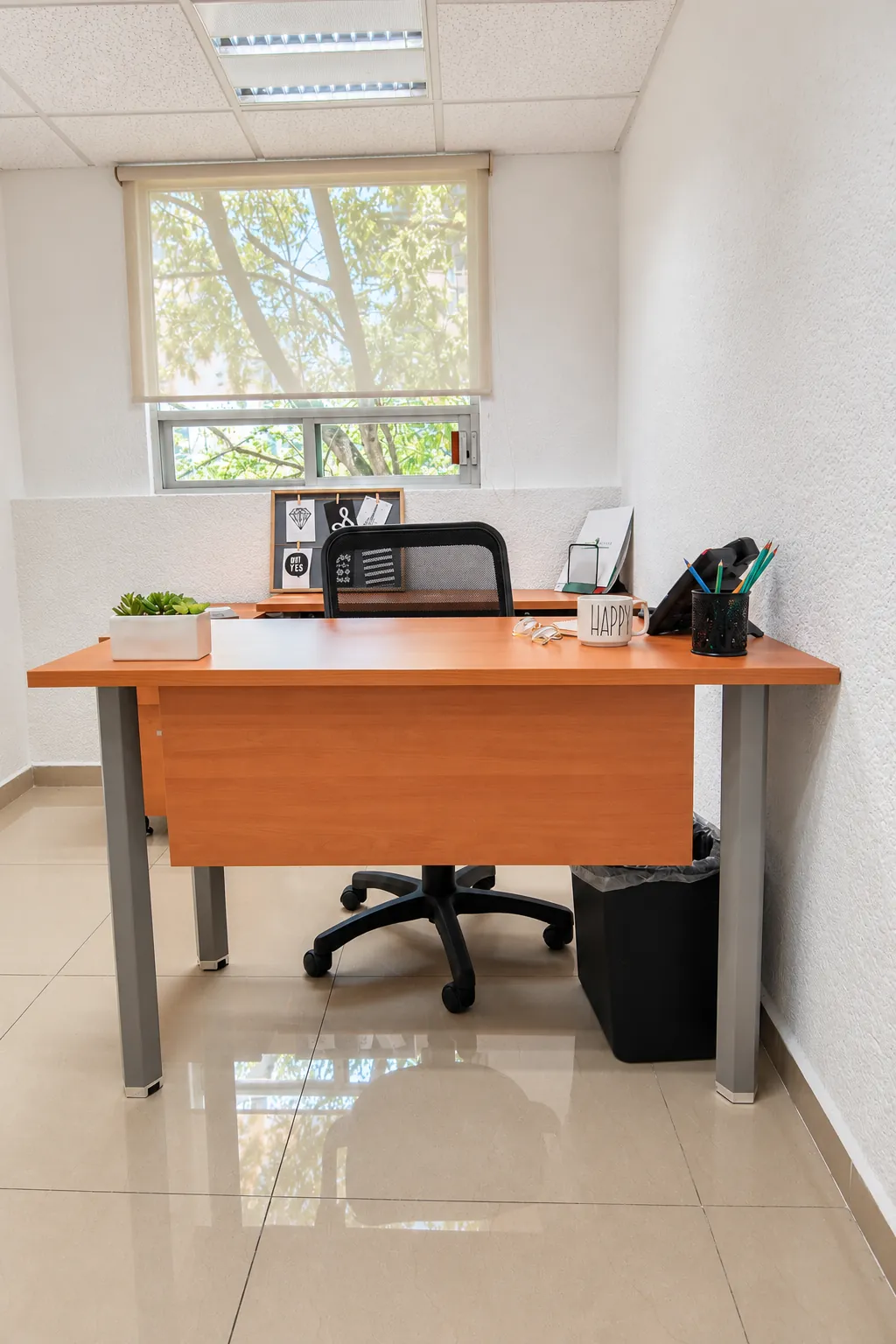 Oficina individual con escritorio de madera y ventana, OfiRent Del Valle, Ciudad de México