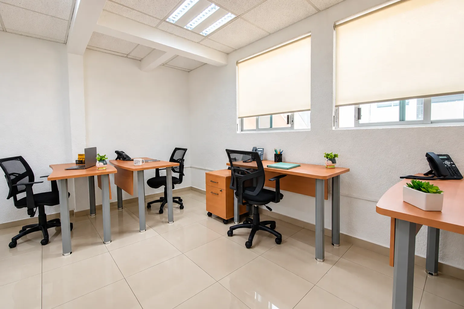 Oficina con escritorios de madera, sillas ergonómicas y persianas en los ventanales, OfiRent Del Valle, Ciudad de México