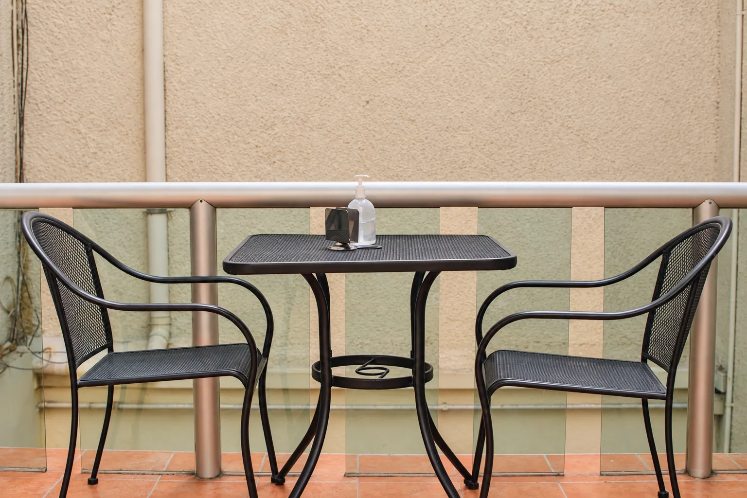 Balcón con mesa y dos sillas negras, OfiRent Nápoles, Ciudad de México