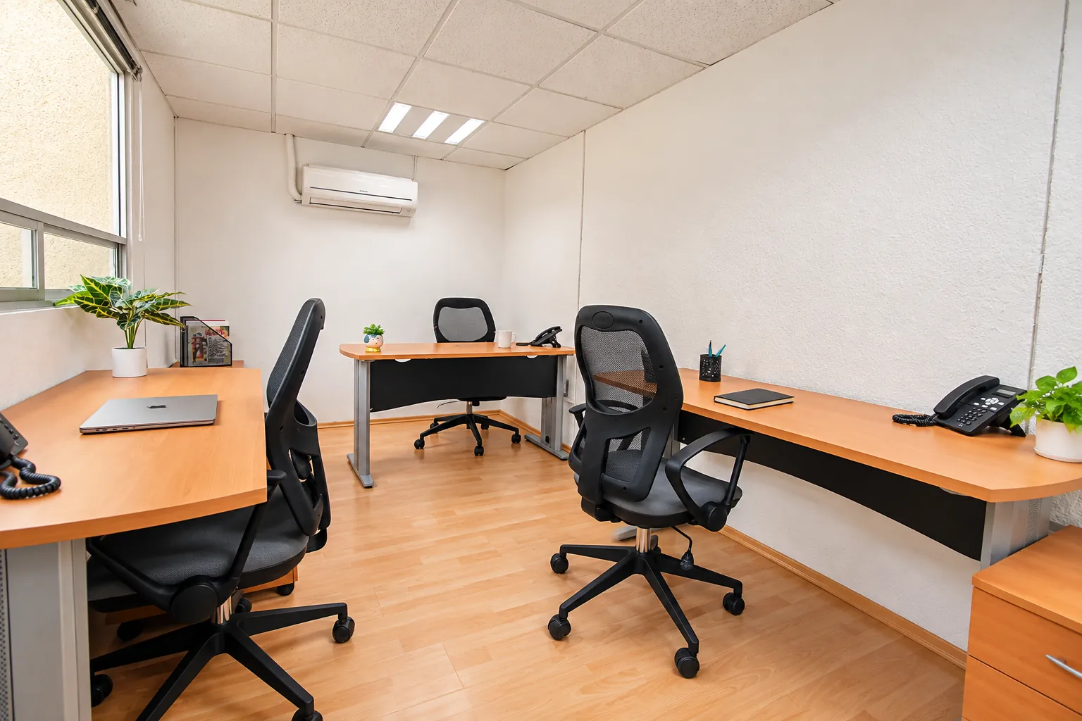 Oficina con escritorio en L, silla ergonómica y luz natural, OfiRent Nápoles, Ciudad de México