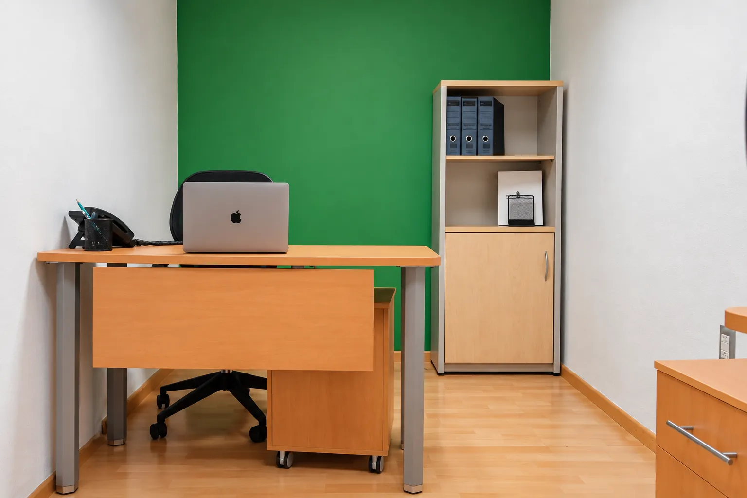 Oficina individual con pared verde, escritorio y librero, OfiRent Nápoles, Ciudad de México