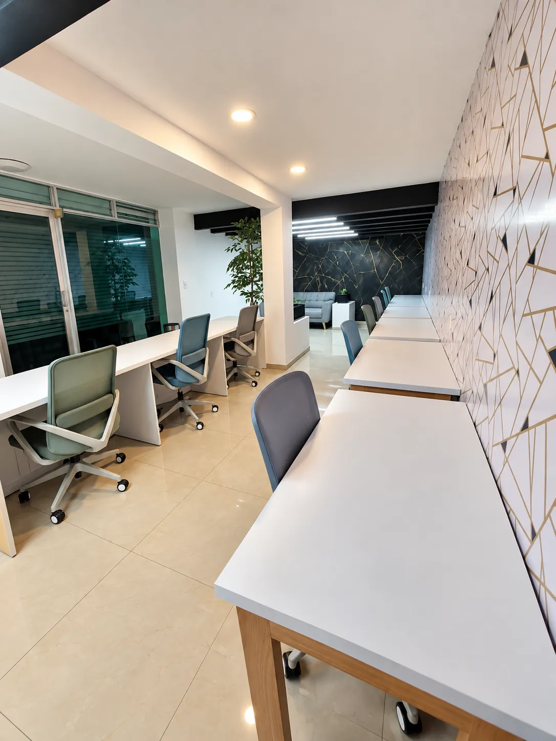 Área de coworking con mesas blancas, sillas y ventanales, OfiRent Narvarte, Ciudad de México