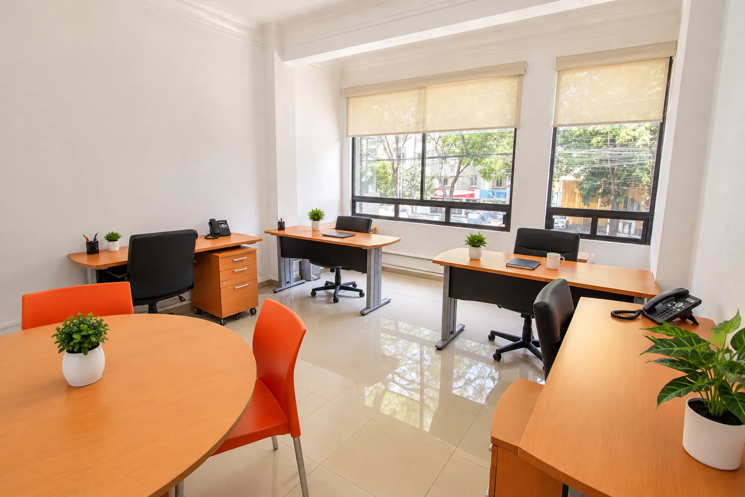 Oficina luminosa con escritorios de madera, ventanales y sillas naranjas, OfiRent Narvarte, Ciudad de México