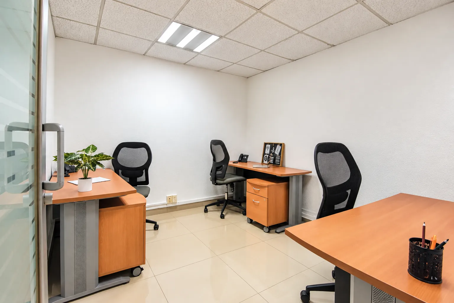 Oficina con tres escritorios, sillas ergonómicas y puerta de cristal, OfiRent Narvarte, Ciudad de México