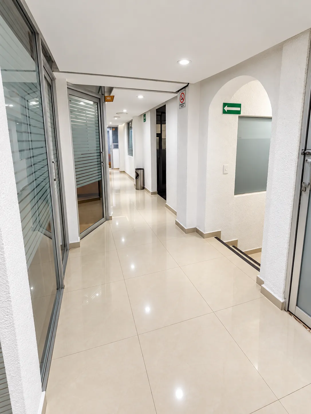 Pasillo luminoso con puertas de cristal, OfiRent Narvarte, Ciudad de México
