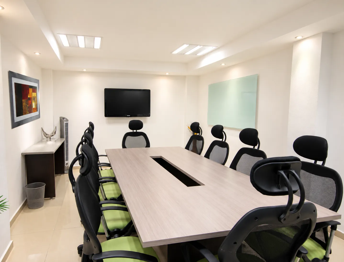 Sala de juntas con mesa larga, sillas ergonómicas y pantalla, OfiRent Narvarte, Ciudad de México