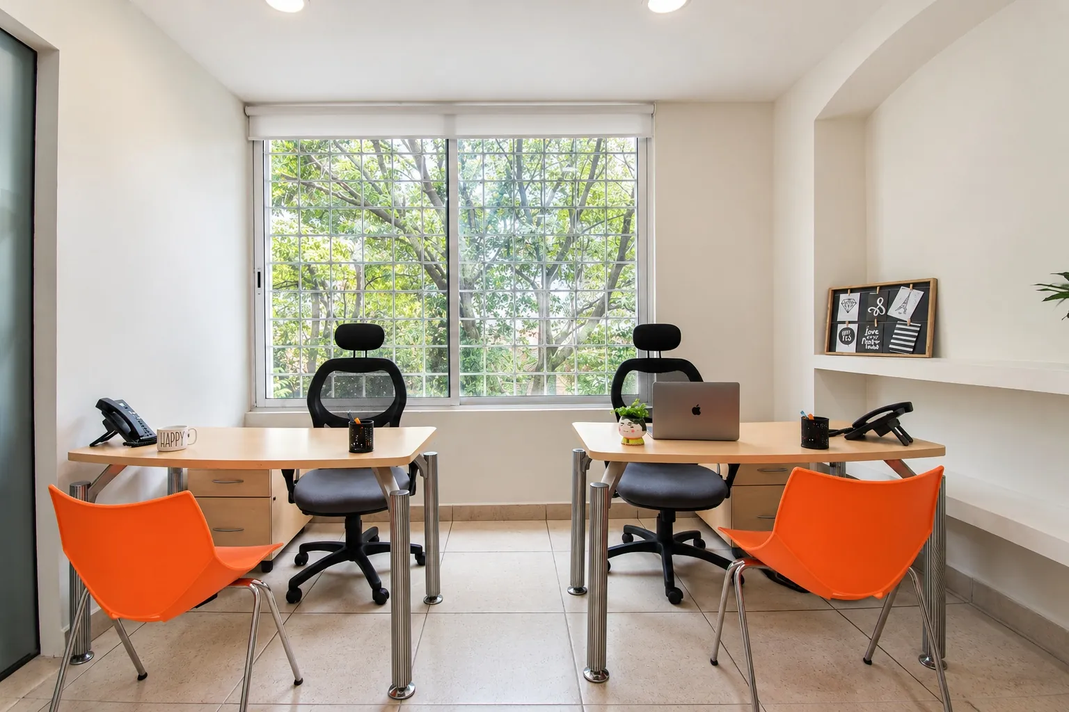 Oficina con dos puestos de trabajo, sillas naranjas y ventanal, OfiRent Roma, Ciudad de México