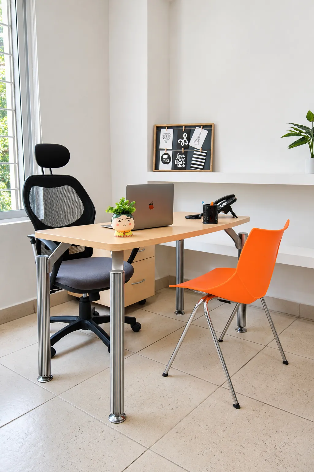 Escritorio con silla ergonómica y silla naranja, OfiRent Roma, Ciudad de México