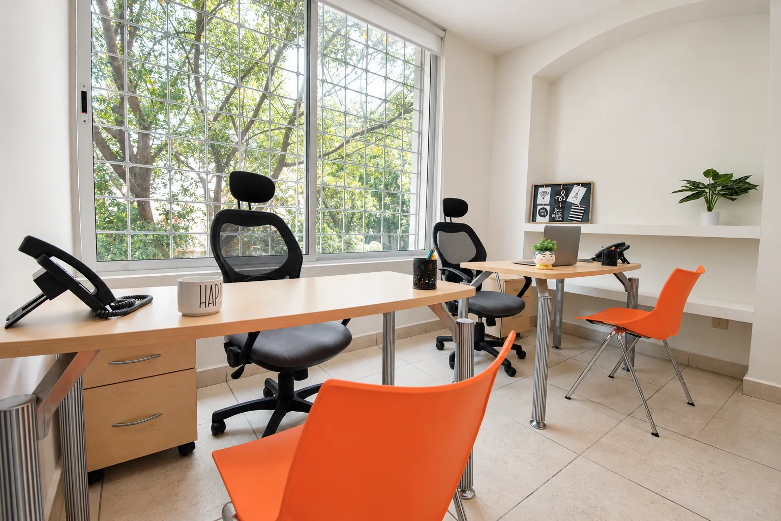 Oficina con escritorio, silla ergonómica y ventanal con vista a los árboles, OfiRent Roma, Ciudad de México