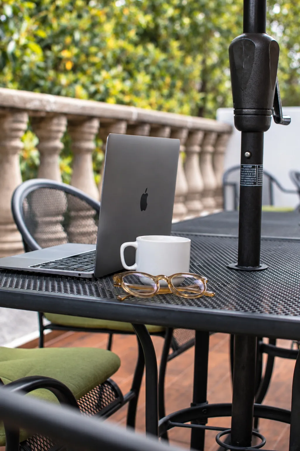 Mesa de la terraza con laptop y taza, OfiRent Roma, Ciudad de México